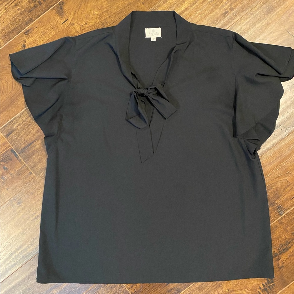 NWOT - Très Jolie knotted neck blouse with flutter sleeves
